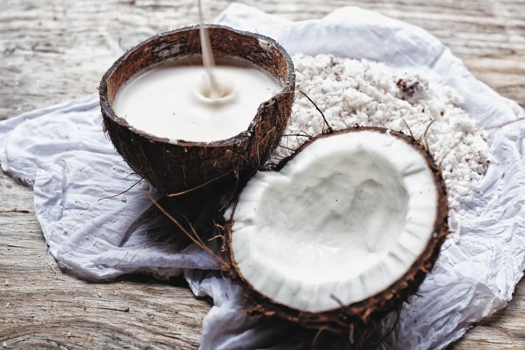 Kelapa sebagai Simbol dalam Ritual Hindu dan Islam